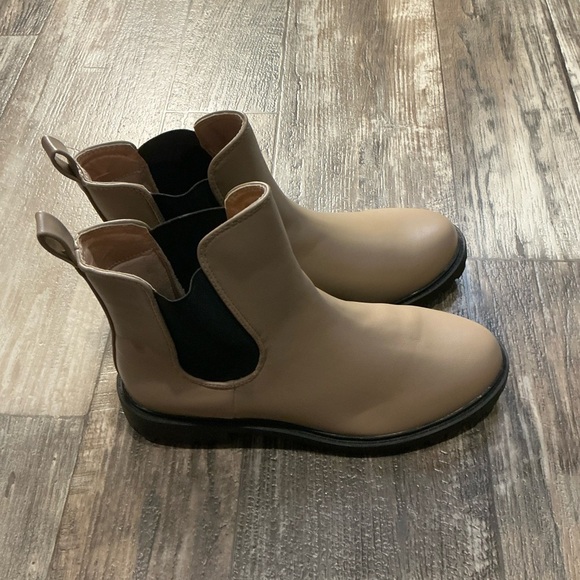 Women’s Tan Chelsea Boots Size 8 - Picture 6 of 12